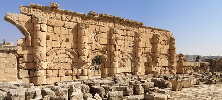Temenosmauer vor dem Zeustempel 