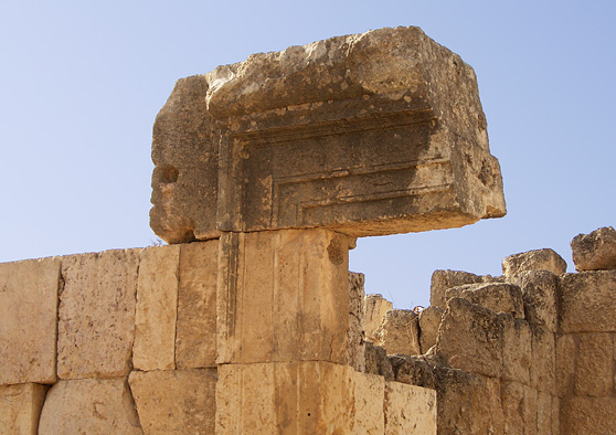 Reste eines Eingangs am Cardo Maximus